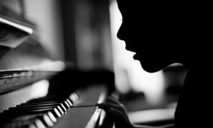 Learning to play piano (Victor Bezrukov/flickr/CC-BY-2.0) 